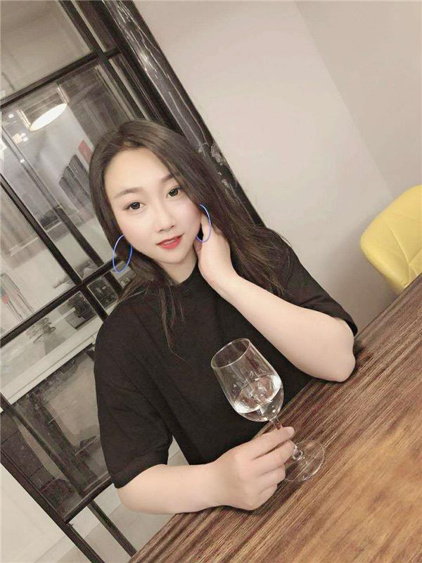 性感有女人味，让人回味无穷，可以 she~吻